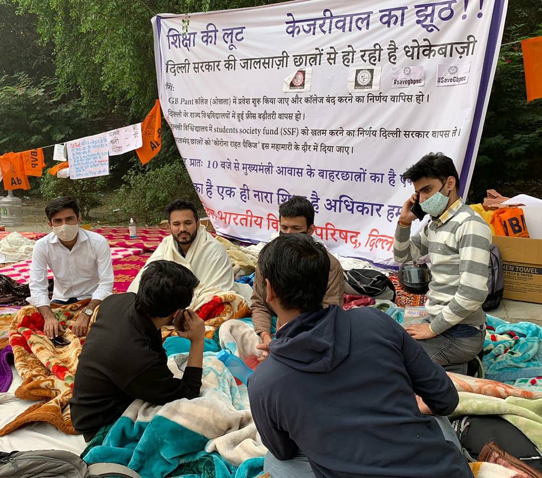 RamNiwasBisnoi_'s tweet photo. संघर्षों की जली मशाल,घर में बैठा केजरीवाल...दिल्ली सरकार के छात्र-विरोधी फैसले के खिलाफ अखिल भारतीय विद्यार्थी परिषद का लगातार 9 वें दिन आंदोलन जारी। #savegbpec #abvpdelhi
@shriniwas_hr @PrafullaAkant @ArvindKejriwal @msisodia @narendramodi @PMOIndia https://t.co/5iZ1b6u31A