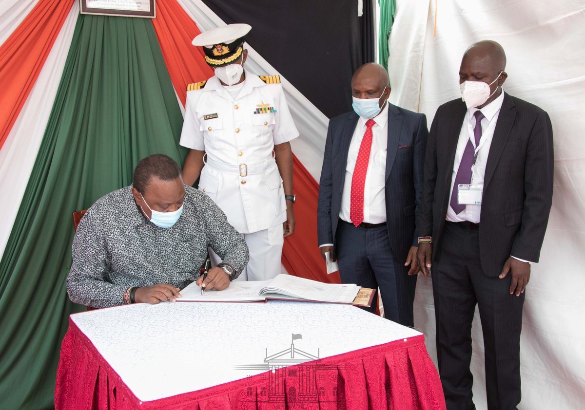 StateHouseKenya's tweet photo. President Uhuru Kenyatta arrives at the Kenya Railways Transit Shed in Nairobi County where he will commission the facility, tour the Customs Bonded Warehouse and address Small and Medium Enterprise (SME) traders. | @BaloziYatani @KeTreasury https://t.co/eqZC1nVUVP