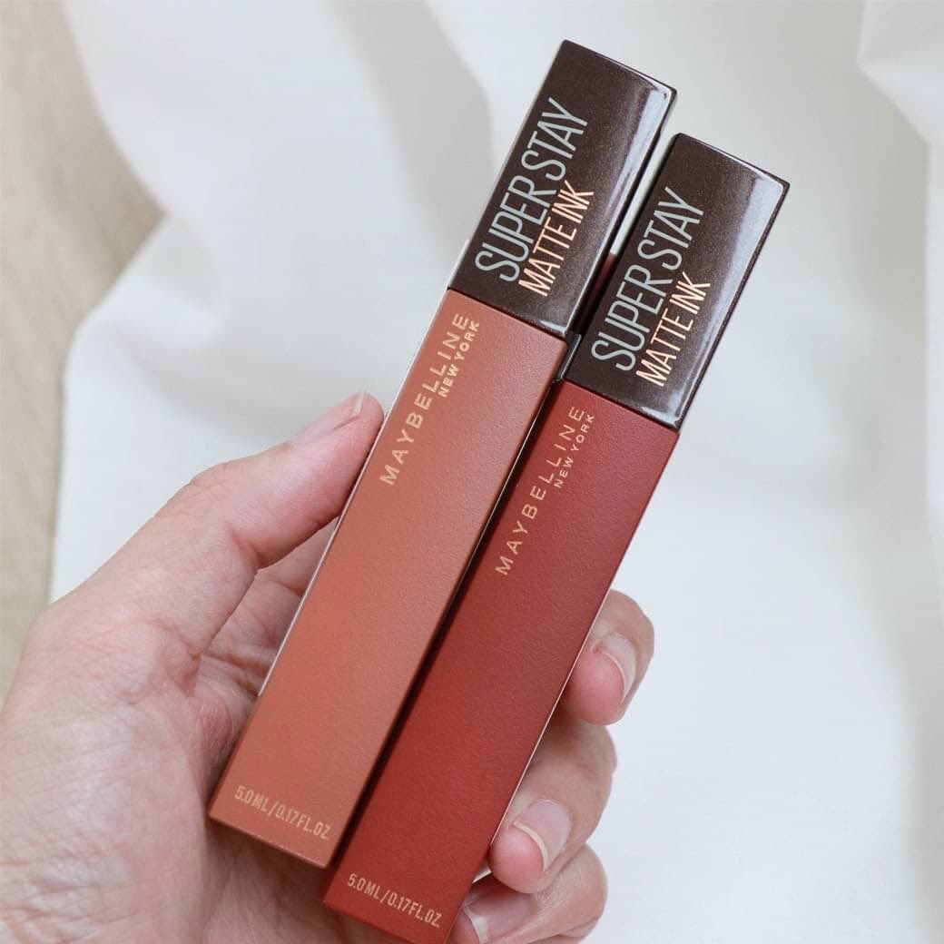 fhay_cotton_h's tweet photo. ลองจับสองสีนี้ของ Maybelline รุ่นกาแฟมาออมเบรย์กัน แงงง สวยมากกกกกก No.255 กับ.270 น้า สีนัวแบบผู้ดีมาก ออกโทนน้ำตาลแดงอิฐๆ แล้วคือลิปรุ่นนี้จะติดทนไปไหนนนนนน https://t.co/j5aCCO2Bpy