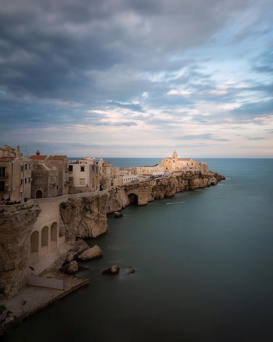 WeAreInPuglia's tweet photo. The “pearl of the Gargano region”: Vieste. This photo reveals it in all its beauty  ❤️ 
#WeAreinPuglia
📷 Instagram @paolopartipilo https://t.co/j0AqzK2OZX