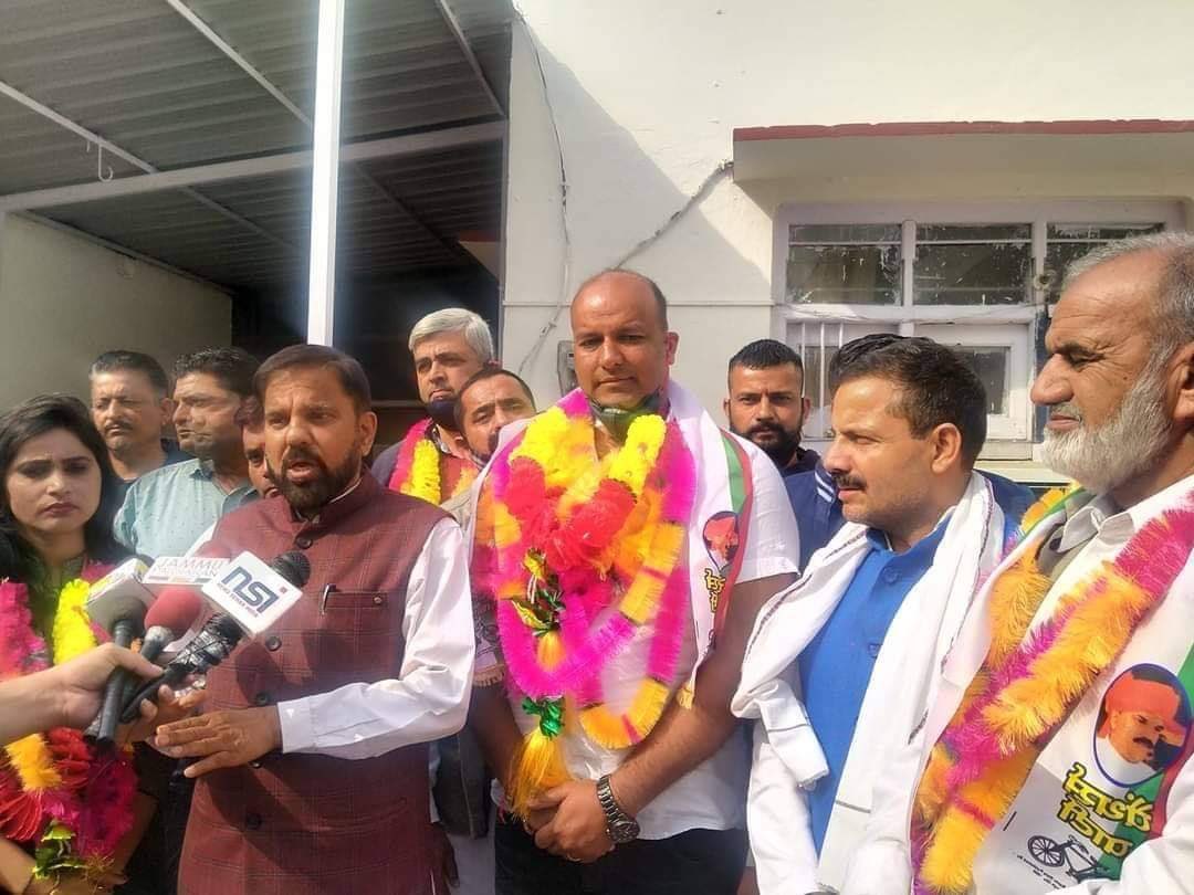 kchanyal's tweet image. Distt.Vice President of NC #Udhampur Swarn Singh Rathore joins Panthers party with his supporters in the presence of @BalwantMankotia &amp;amp; #HarshDevSingh.
#Udhampur  #JammuAndKashmir  
#DDCElections