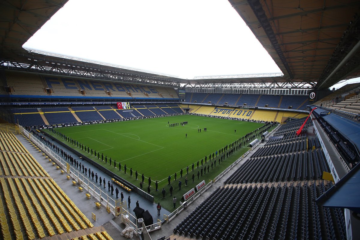 Fenerbahce's tweet photo. Ulu Önderimiz Mustafa Kemal Atatürk için stadımızda 10 Kasım saygı zinciri oluşturuldu. 

#BizSeniz 

🔗 https://t.co/yLHYSiArVG https://t.co/3ec5wPsiNc