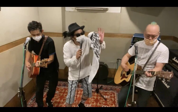 korosuketenten's tweet photo. RT
Oicho nightムービー出演の睦さん「バンド稼業」やったの嬉しかった♪タオル投げたかった
#Oicho night
#ムッチ・イケッチ・リョーチ
#柳家睦&ラットボーンズ
#バンド稼業 https://t.co/fCUlf7wdGA