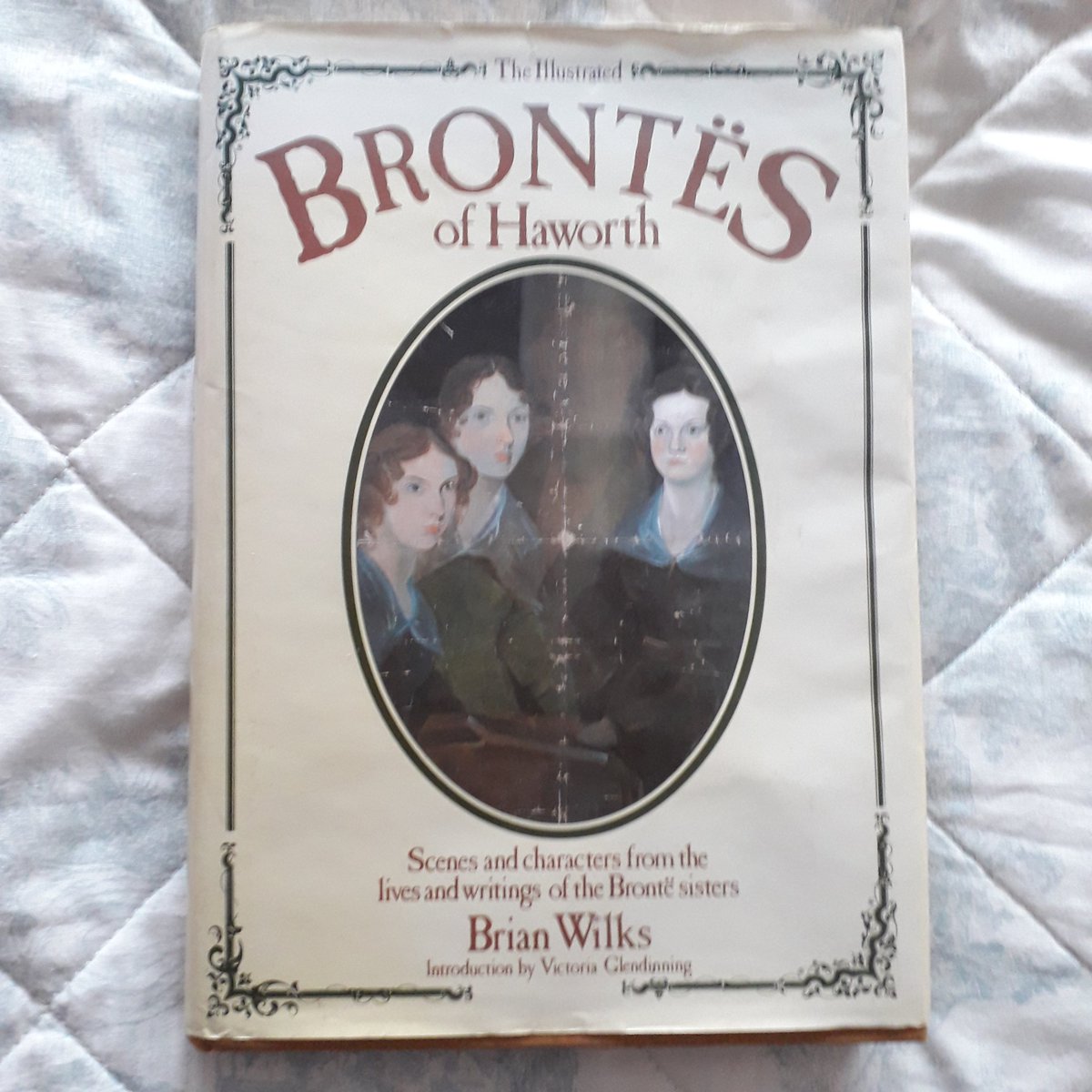 DebsGreenJones2's tweet image. Debs&apos;Daily Brontë
Afternoon all, late post as my phone was playing up😱
I love this book, anyone read it? #Brontë #Howarth