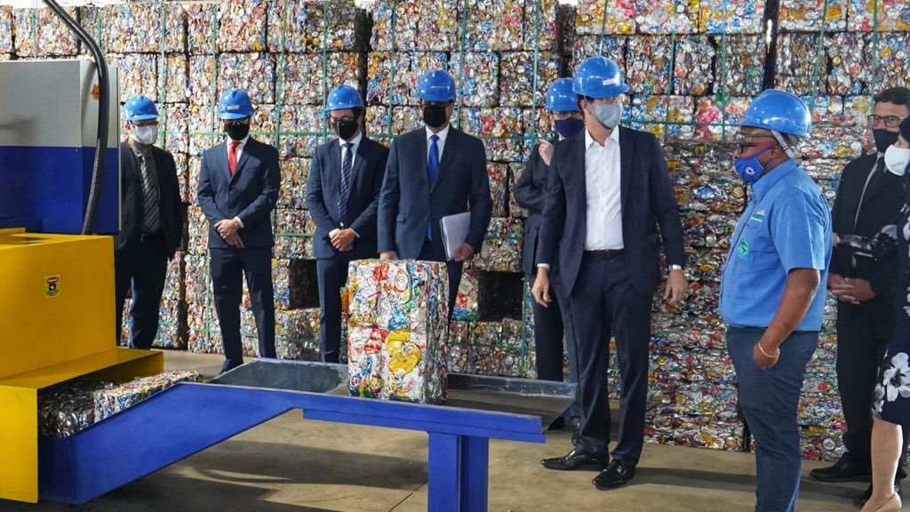 rsallesmma's tweet photo. Assinamos hoje o Termo de Compromisso com o setor de latas de alumínio para logística reversa e meta de 95% de reciclagem. #cadalataconta https://t.co/Pff2cXrjWw