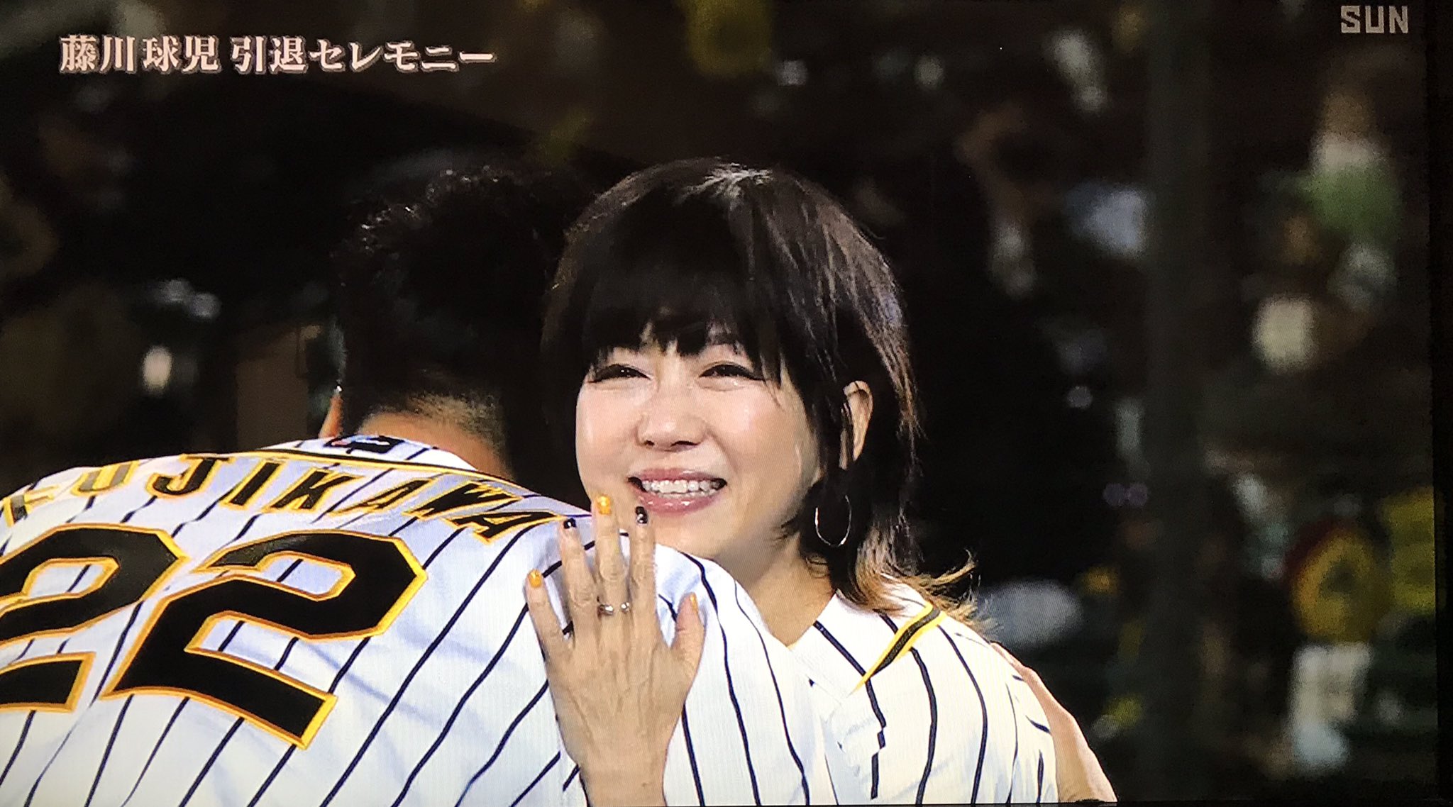 Aki 渡瀬マキちゃん 服もネイルもタイガースカラーにしてるん かわいいなぁ