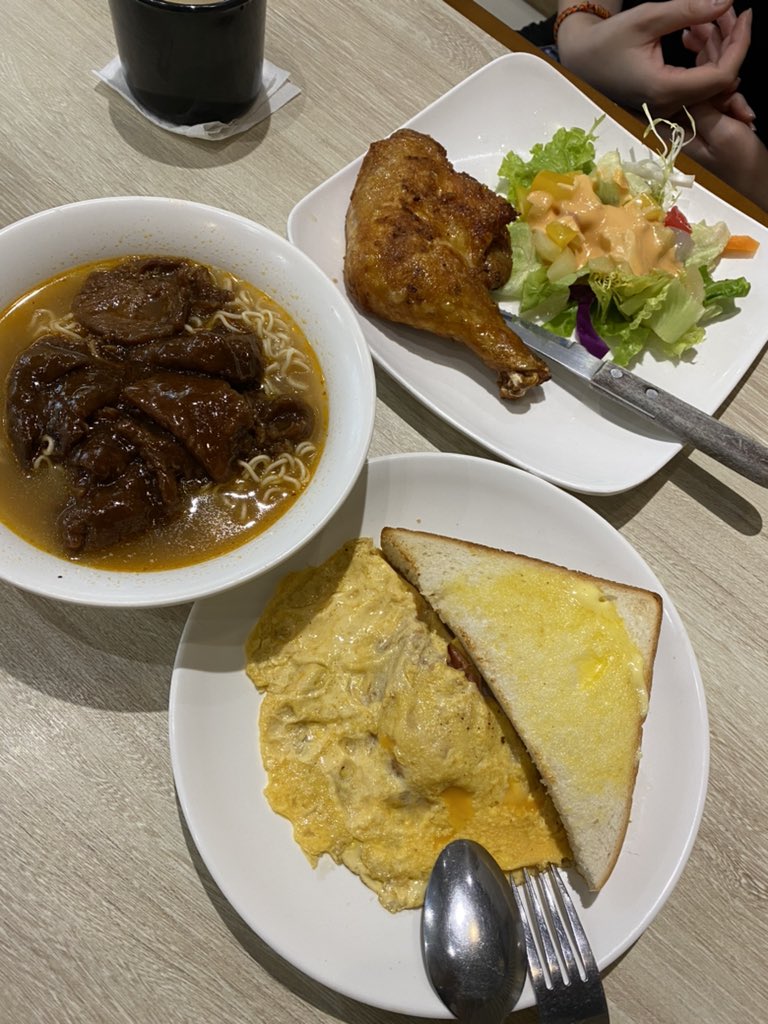 NicoleC29936127's tweet photo. 🟡繼續keep住支持 #黃色經濟圈 💛
今日去左大埔嘅 茶餐廳2.0下午茶☕️
炸雞脾🍗配雜果沙律
沙嗲牛肉麵配火腿奄列
#YellowEconomicCircle #StandwithHK #美食推 🎗 https://t.co/7sx8d3ldwD