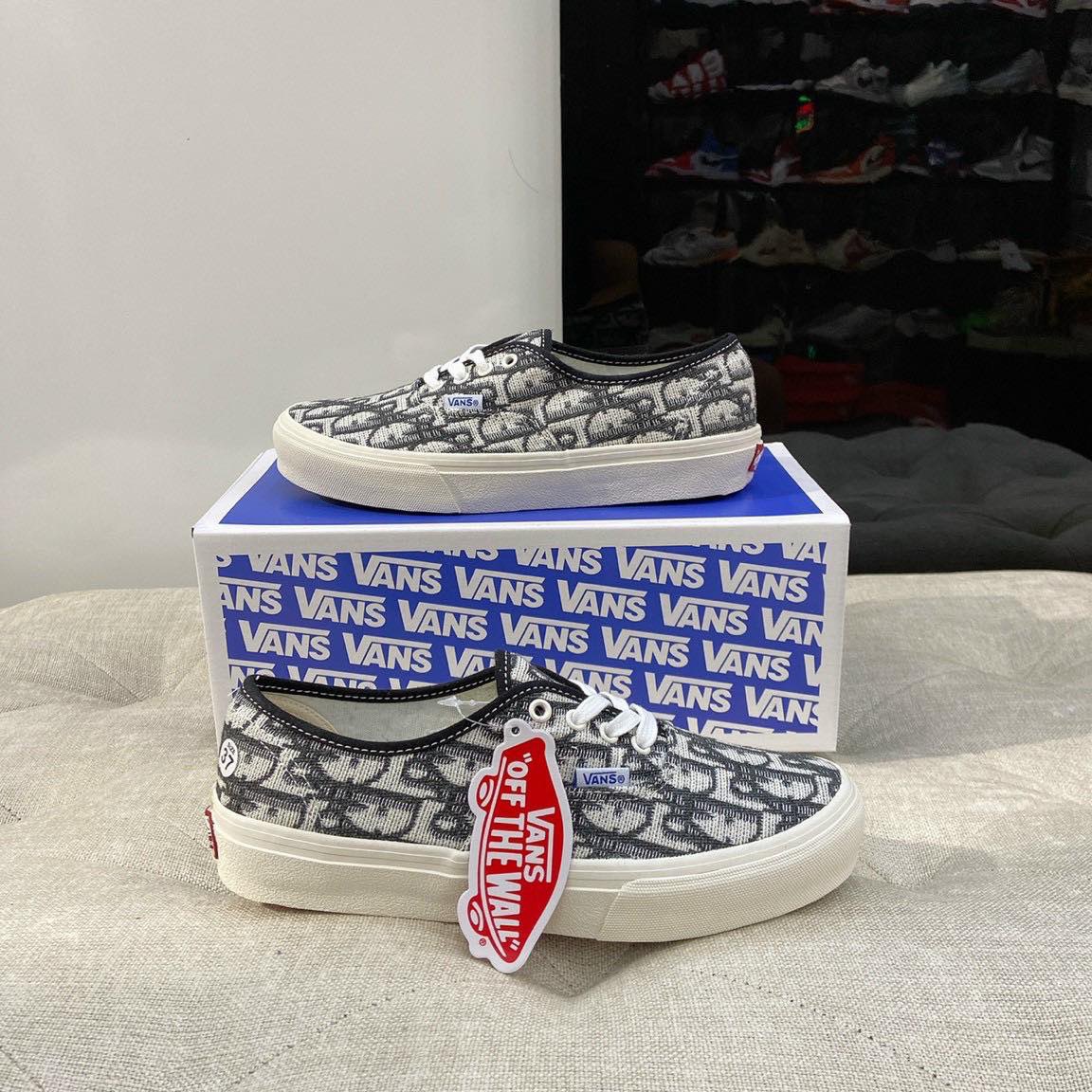 ThoiTrangLogan's tweet photo. Vans classic phối Dior rep
Size : 36-43
Giá : 389k

Inbox shop tư vấn nhé ❤️❤️
——
#Thời_trang #Clutch #Clutch_nam #Thoi_trang #Bền #túi_clutch
#Tui_clutch #Ví_nam #Vi_nam #Ví_dài #Vi_dai #Ví_nữ
#Vi_nu #Rẻ #Re #Đẹp #Dep #Phụ_kiện #Ben
#Phu_kien #Chất_lượng #Chat_luong https://t.co/d65lCB2PJ4