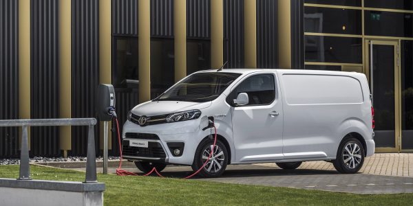 Bestelbussen rijden op dit moment voornamelijk traditioneel rijden (diesel, benzine). Maar wat betekent elektrisch rijden voor deze groep automobilisten? bit.ly/31KSdwJ #bedrijfswagen #bedrijfsbus #elektrischrijden #duurzaam #blog