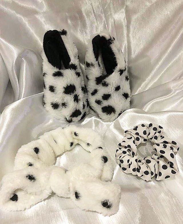 GalterLady's tweet photo. E esse kit lindo que nossa cliente pediu? Pantufas + scrunchie + tiara skincare = perfeição!!
Todo trabalhado no branco com bolinha pretaaa 🖤🤍
.
.
.
#pantufa #pantufas #inverno #scrunchie #scrunchies #skincare #tiara #tiaraskincare #preto #branco #bolinhas https://t.co/cJ6lx4rTi7