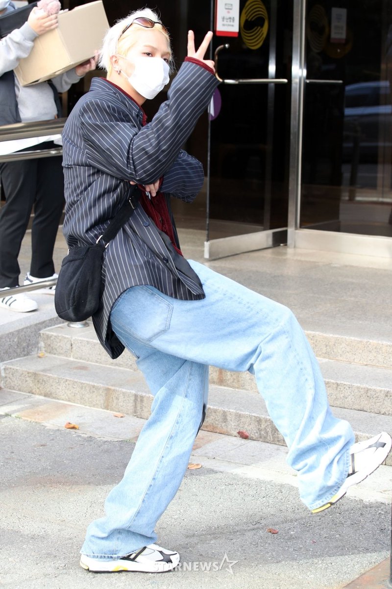 theseoulstory's tweet photo. 📸 MINO on his way to the recording of KBS 'Yoo Hee Yeol's Sketchbook' earlier today 🌻 @yginnercircle @yg_winnercity https://t.co/DEdb2bEHf1