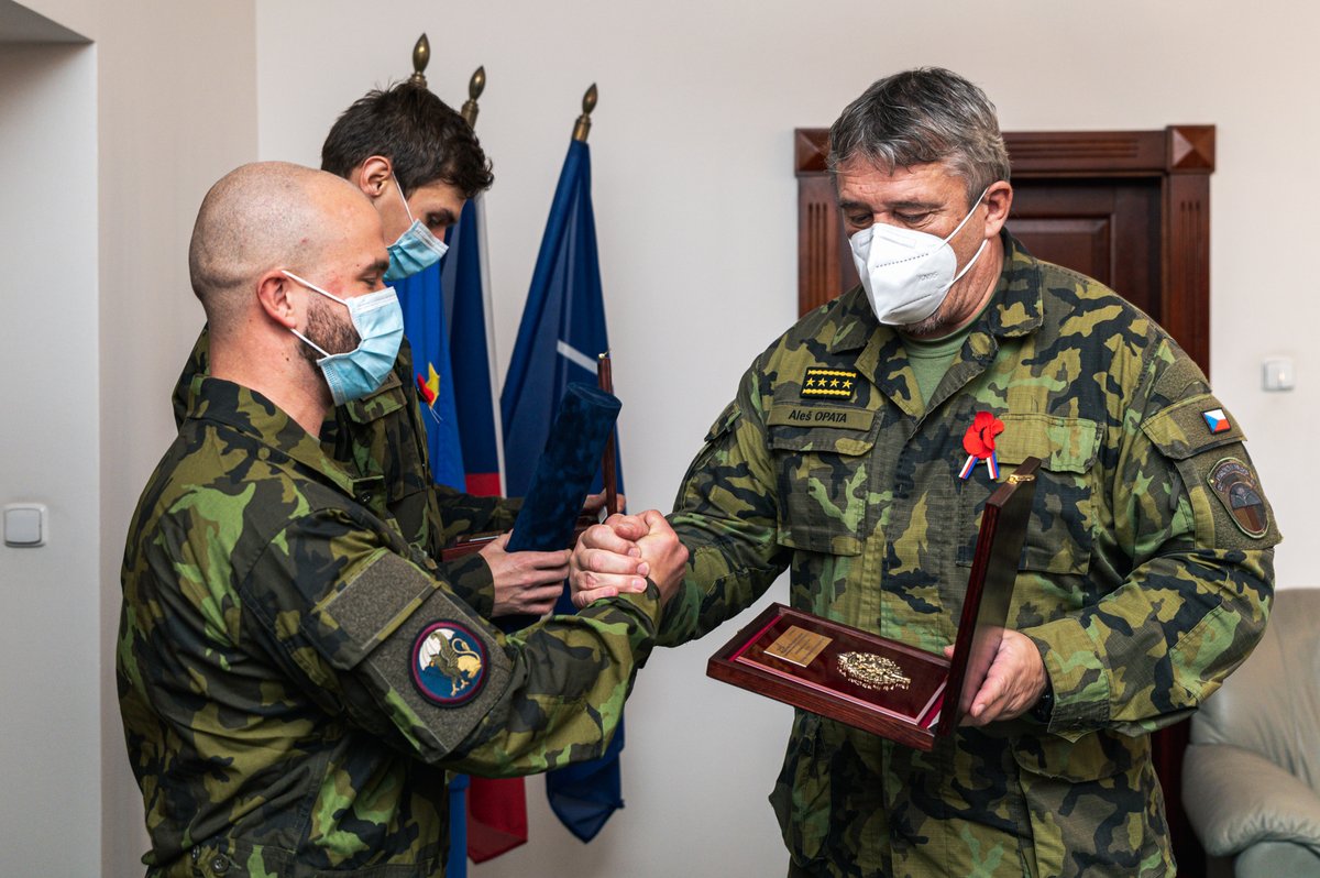 ArmadaCR's tweet photo. Desátníci Lukáš Humlíček a Radek Klečatský cestou do práce dorazili k vážné nehodě. Vyprostili raněného z kamionu a poskytli mu první pomoc. Aktivovali záchranné složky a pomohli řídit dopravu. Pomohlo jim, že absolvovali kurz první pomoci. Dnes je ocenil generál Aleš Opata. https://t.co/aV0EaPHcHX