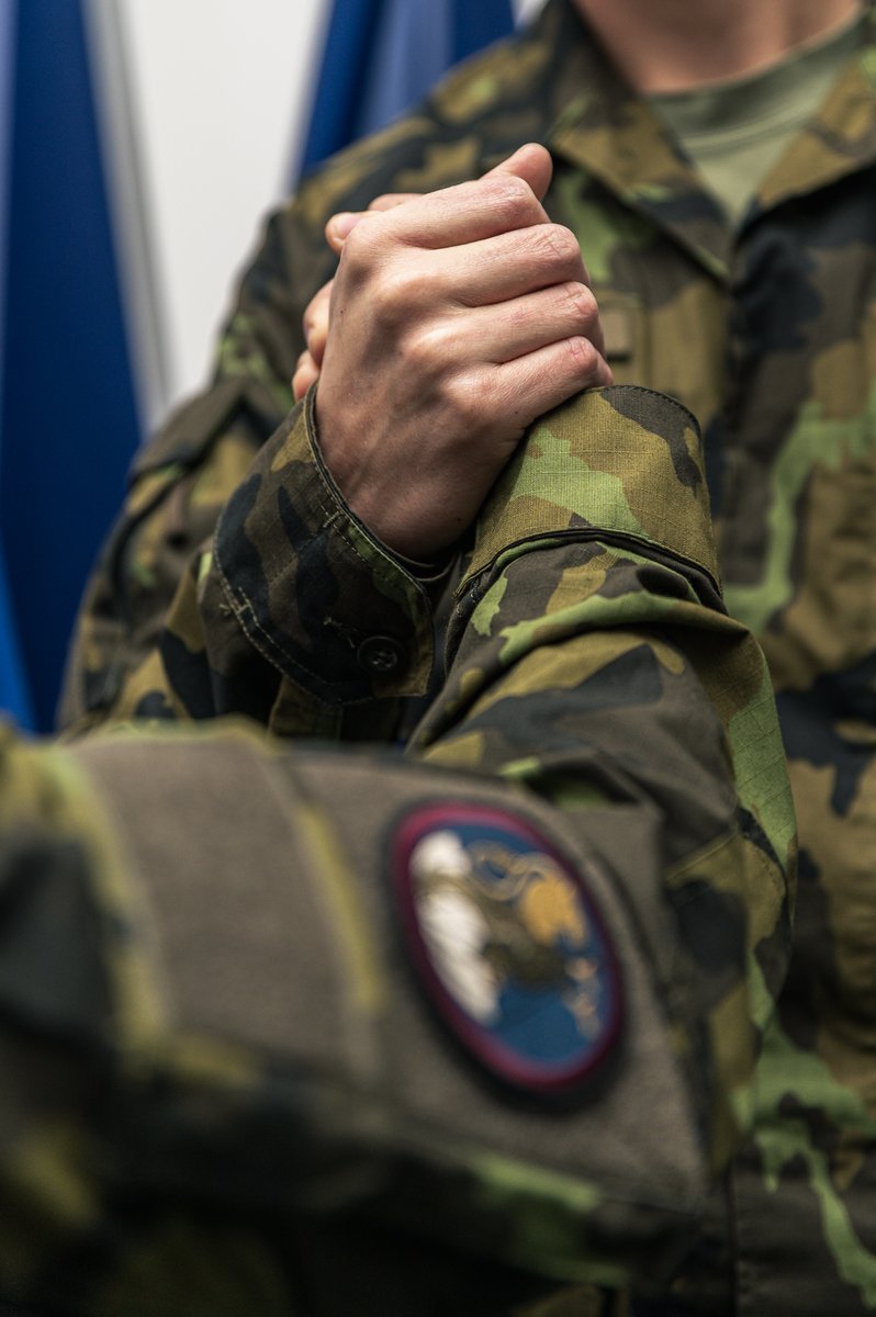 ArmadaCR's tweet photo. Desátníci Lukáš Humlíček a Radek Klečatský cestou do práce dorazili k vážné nehodě. Vyprostili raněného z kamionu a poskytli mu první pomoc. Aktivovali záchranné složky a pomohli řídit dopravu. Pomohlo jim, že absolvovali kurz první pomoci. Dnes je ocenil generál Aleš Opata. https://t.co/aV0EaPHcHX
