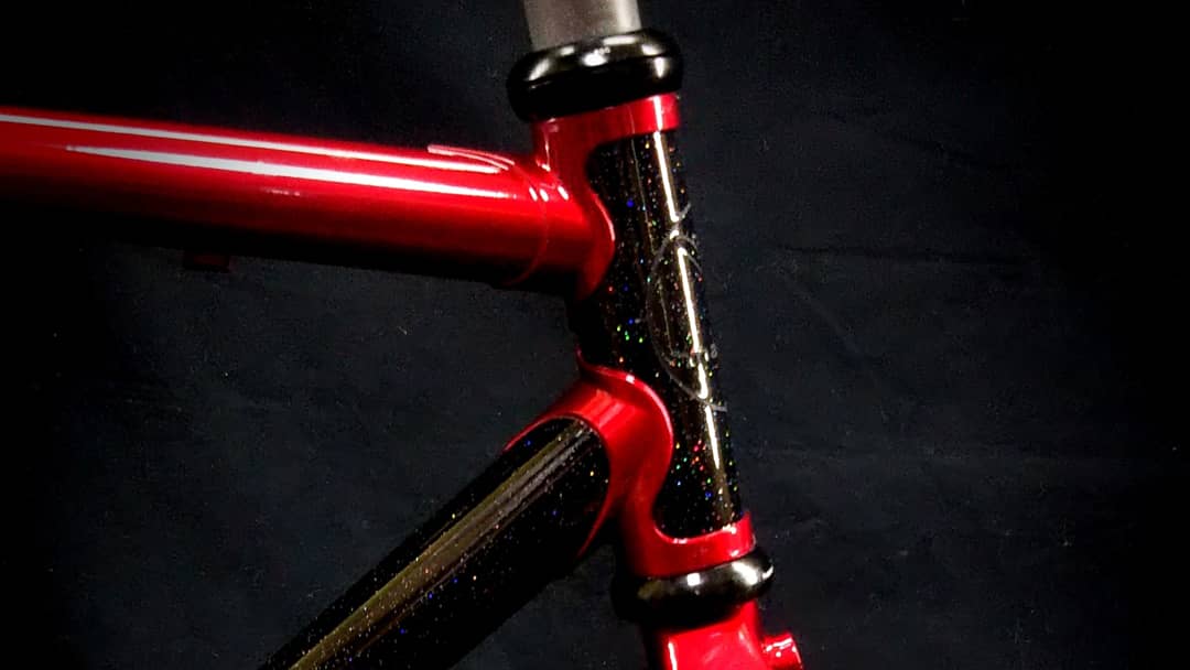 MakkyUeda's tweet photo. ラメはスターダスト、、。岡山のショップ、cycle zスタッフ様フレーム。
1インチヘッドにトップとダウンチューブをオーバーサイズにしてクロモリの快適性は残しつつ、少し剛性をプラスしたフレーム。
#マッキサイクルズ #cyclez #roadbike #サイクルz #macchi #ロードバイク https://t.co/FQTsEKUjdG