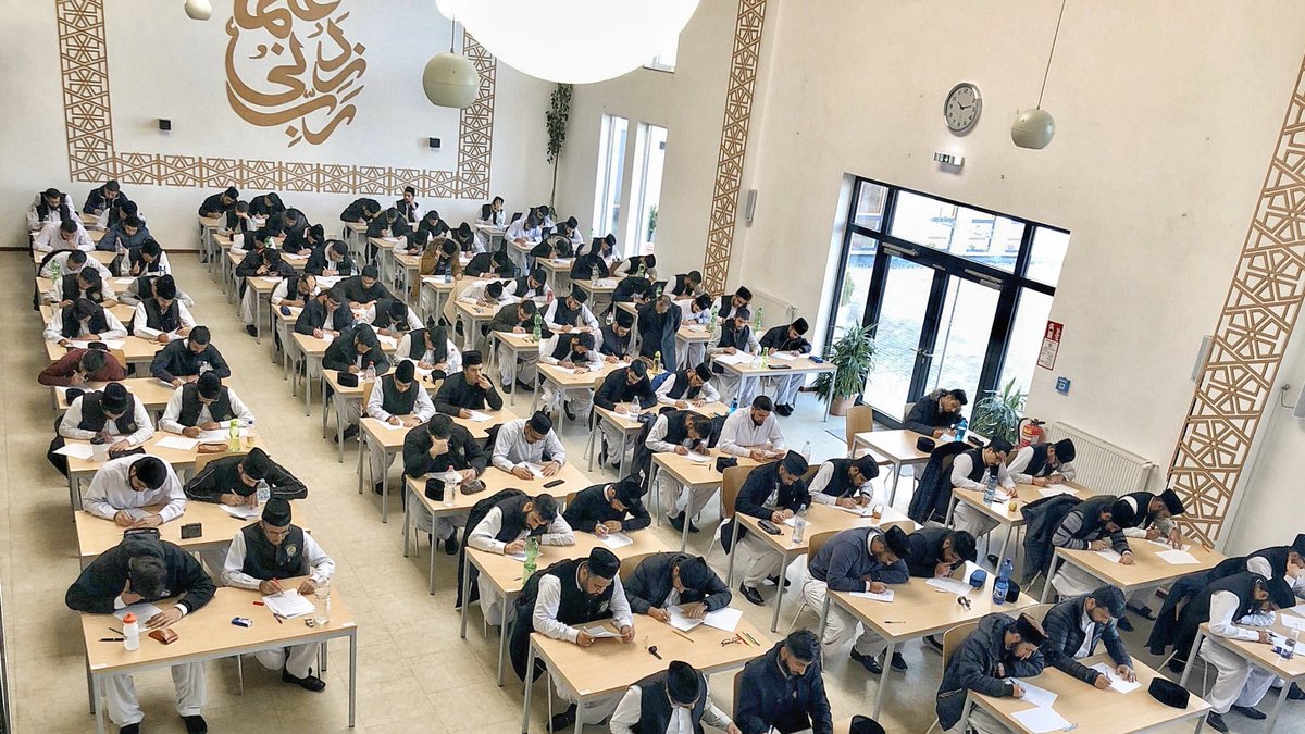 AhmadiyyaDE's tweet photo. Die Ahmadiyya Muslim Jamaat bildet ihre Imame bereits seit 12 Jahren in Deutschland aus. In der @JamiaDE werden in der siebenjährigen Ausbildung neben klassischen islamwissenschaftlichen Fächern auch Fächer wie "deutsche Sprache, Geschichte &amp; Kultur" unterrichtet. #IslamKonferenz https://t.co/C0Jmm3Py3U