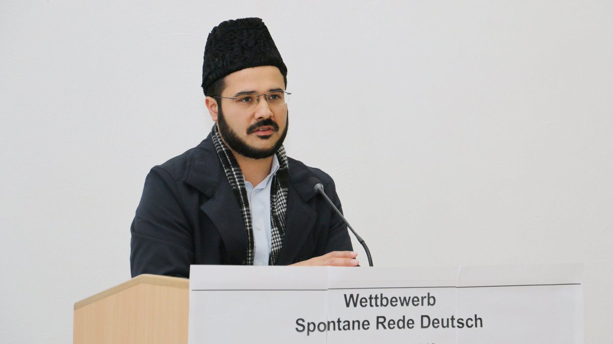 AhmadiyyaDE's tweet photo. Die Ahmadiyya Muslim Jamaat bildet ihre Imame bereits seit 12 Jahren in Deutschland aus. In der @JamiaDE werden in der siebenjährigen Ausbildung neben klassischen islamwissenschaftlichen Fächern auch Fächer wie "deutsche Sprache, Geschichte &amp; Kultur" unterrichtet. #IslamKonferenz https://t.co/C0Jmm3Py3U