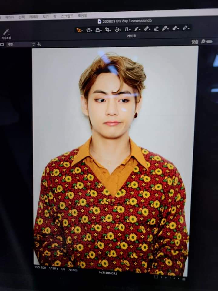 celinederella__'s tweet photo. Taehyung said, "I wanted to make you laugh" and posted this picture but I feel so very attacked right now I— KIM TAEHYUNG THIS IS NOT HOW YOU MAKE US LAUGH. YOU MAKE US FALL FOR YOU EVEN HARDER 😭 @BTS_twt https://t.co/Wz0UyeSGBW