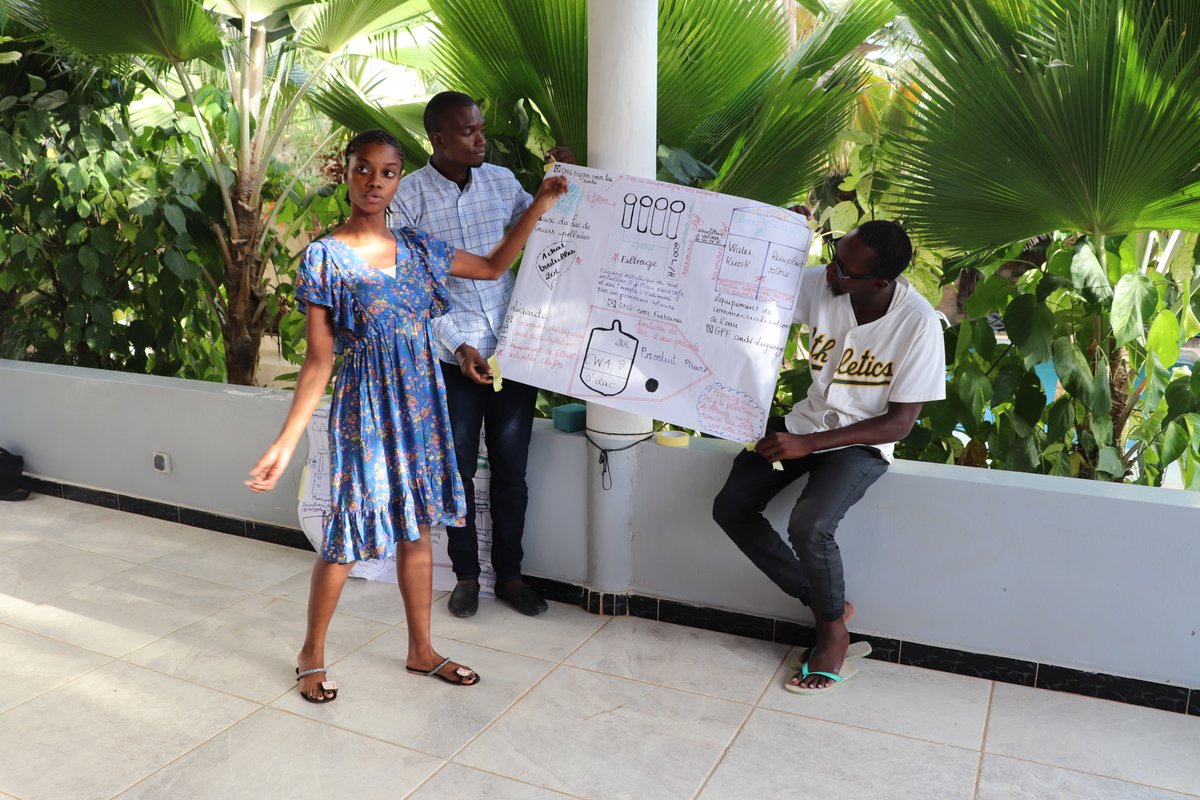 La🇨🇭soutient entre autres Fatimah Bintou et son entreprise sociale: construire des postes d'eau autour du Lac de Guiers fournissant 1) de l'eau aux communautés 2) des points de collecte de plastique pour la construction de🚽en écobriques #YWFSénégal👉bit.ly/38pPVqR