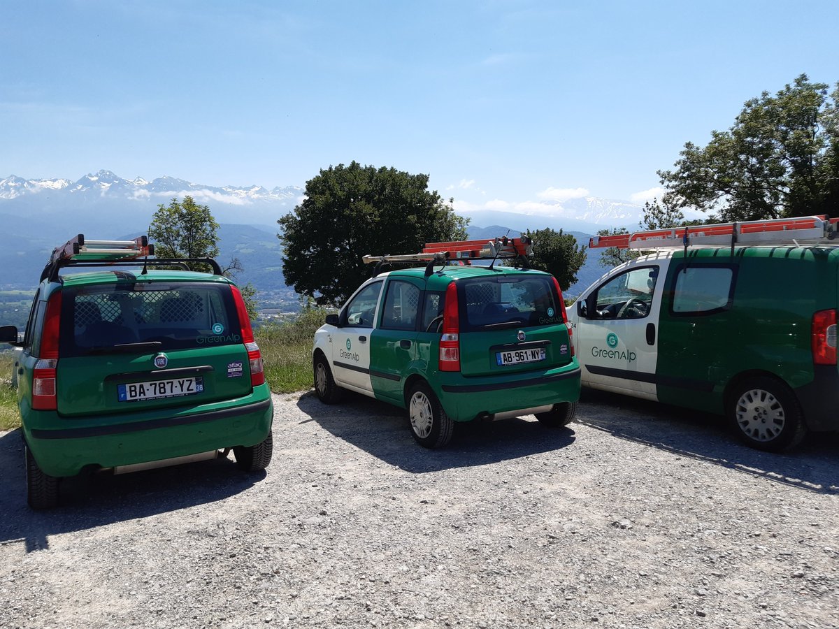 [1/2] Nous sommes toujours là, à votre service !
Parce que nous distribuons du gaz et de l’électricité, à <a href="/VilledeGrenoble/">Ville de Grenoble</a>  et dans 35 communes des #Alpes,
Parce que nous assurons l’éclairage public de votre commune,
Parce que nous sommes depuis 150 ans, votre énergéticien local,