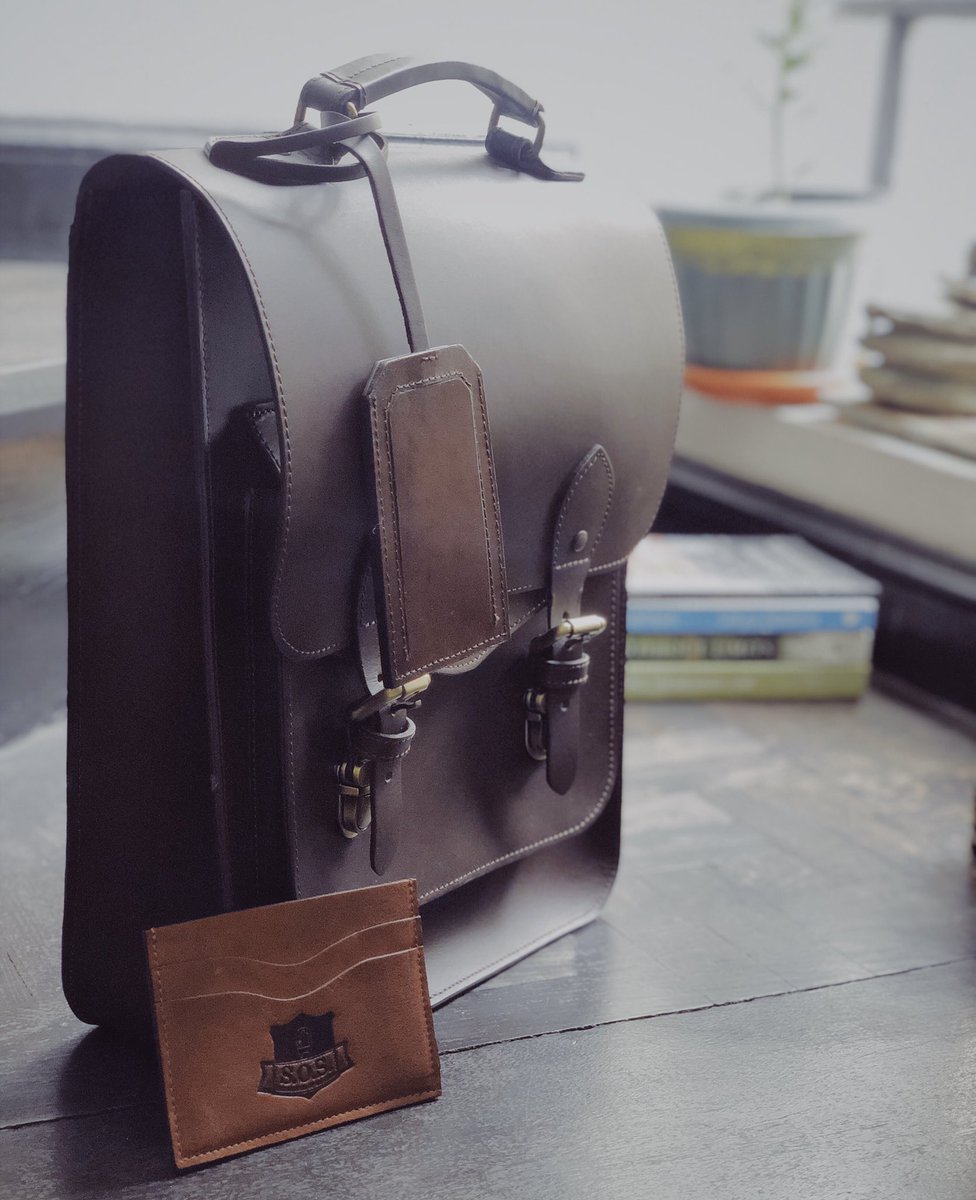 SchoolofSatchel's tweet photo. Who says Christmas is Cancelled?Awesome deals and treats on 11.11!✨⁠
🎁 Up to 30% OFF on Leather Accessories in LazMall⁠
🎁 15% OFF on all Bags at @siftandpick
🎁Get FREEBIES when you purchase our Satchels and the Franco Laptop Bag on our Website until December 31st!⁠ https://t.co/0zPwg8EBnJ