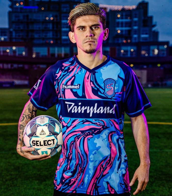 MundialMag's tweet image. COMPETITION TIME 

We've teamed up with our mates @StatesideShirts to give away this quality gear from our other mates @ForwardMSNFC. They're calling this the 'Drip' shirt. 

Here's how to enter: 

1. Retweet this post 
2. Follow us and @StatesideShirts  
3. Tag a mate below