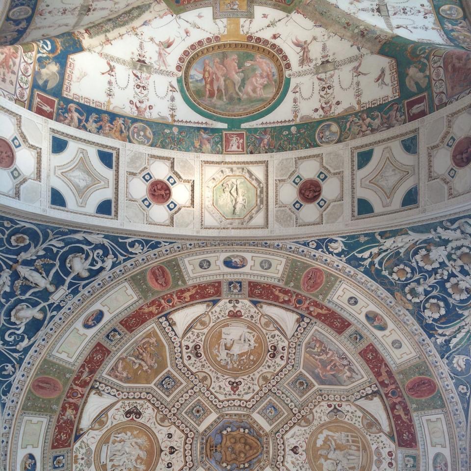 The fresco grotesques in Raphael Sanzio, Giulio Romano, Giovanni da Udine & Antonio da Sangallo the Younger's Villa Madama, 1518-25