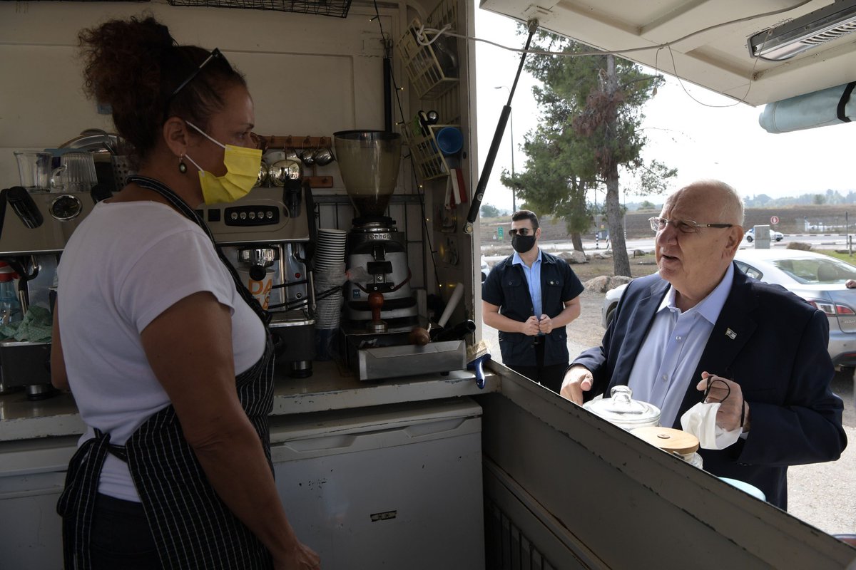 israele360's tweet photo. In #israele succede che il Capo dello Stato, in direzione #ashkelon, si ferma a prendere un caffé ad un chiosco sulla strada. #presidentruvi https://t.co/Qd9ZgjPfSh
