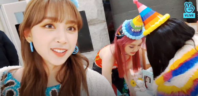 vliveindonesia's tweet photo. [#VLIVE] Aihh serunya member #SECRETNUMBER menyiapkan kejutan untuk ultah Soodam kemarin~😍🎂🎉 Dapat hadiah apa saja ya kelinci manis-nya Secret Number ini?🐰💕 Nonton ulang live mereka yuk☺️

▶️ https://t.co/msJcVObLJJ

#VLIVEINDONESIA https://t.co/51wMAcrQVE