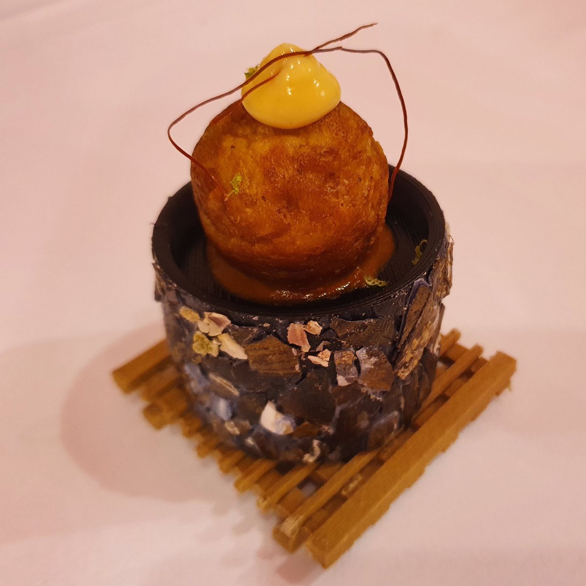 laALACENARoja's tweet photo. Barbeito ha presentado un Takoyaki Tigre, un buñuelo japonés relleno de mejillón, con salsa de curry rojo y lima, imitando un mejillón tigre. El resultado se sabrá este miércoles por la tarde. ¡Mucha suerte! https://t.co/PNA6MQlBpc