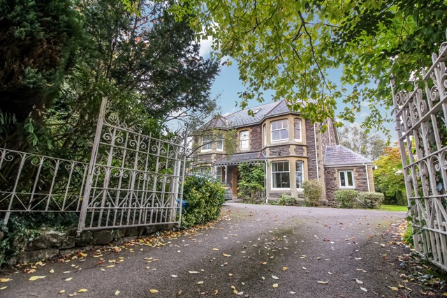 M2estateagents's tweet photo. Located on the western fringe of Abergavenny is this well presented first floor maisonette set in a period property with communal gardens and private parking.

Price: £205,000 | Abergavenny

#M2EstateAgents #RealEstateAgent #ForSale #Property #Abergavenny #PropertySearch https://t.co/BZlMMJ5ZLY