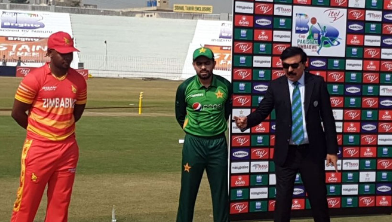 Waqtnewstv's tweet image. #BreakingNews 
زمبابوے کا پاکستان کے خلاف ٹاس جیت کر بیٹنگ کا فیصلہ 
@ZimCricketv @TheRealPCBMedia #PakVsZimb @ICC @T20WorldCup #won #toss