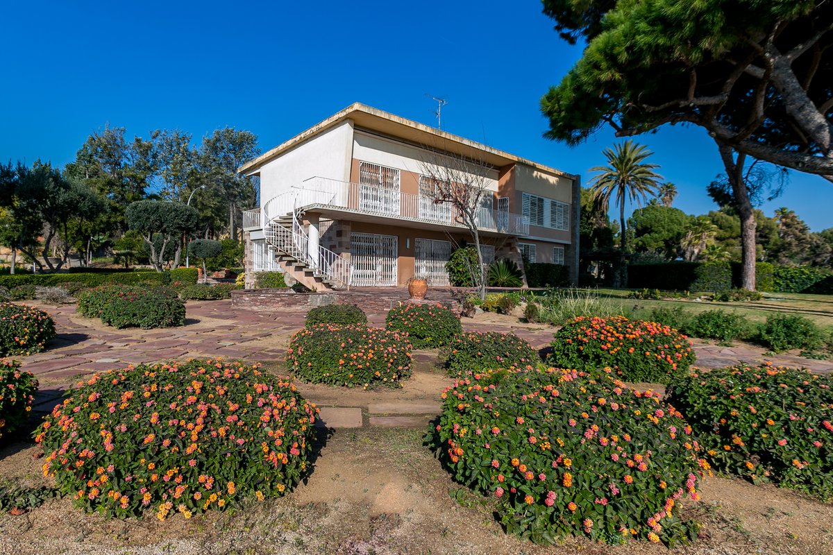 BCN_CB_SIR's tweet photo. Extraordinary Property of the Day: Unique seafront villa and estate on the northern coast of Barcelona #sothebysrealty #sothebysinternationalrealty #forsale #EPOTD #exclusive #realestate #newhome #luxury #luxuryhome #listing #LIVE https://t.co/U0BaSaQKUk https://t.co/RCt5wb6Jhw