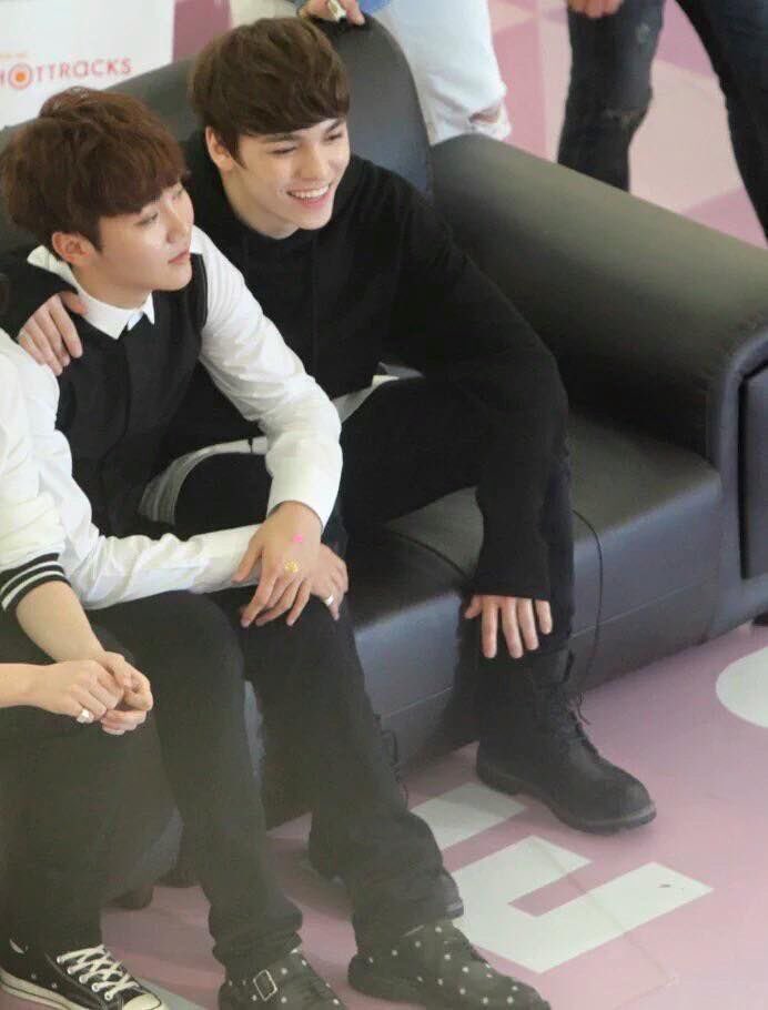 seungkwan + vernon pictures that exude unexplainable boyfriend energy        ♡̩̥̩♡̩̩̥͙♡̩͙ˊ — a thread  #솔부  #VERKWAN