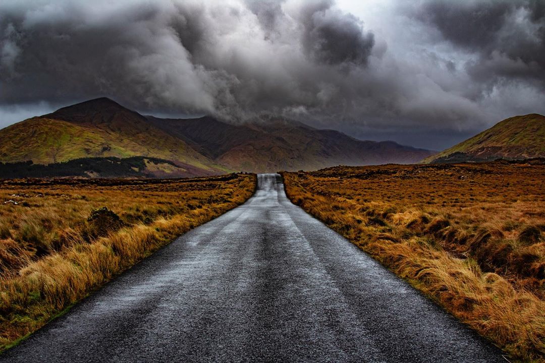 The raw power of nature and the rugged beauty of Connemara in autumn inspires us to face whatever weather lies ahead! 💪

#WildAtlanticWay
📸 elizabeth.keaney [IG]