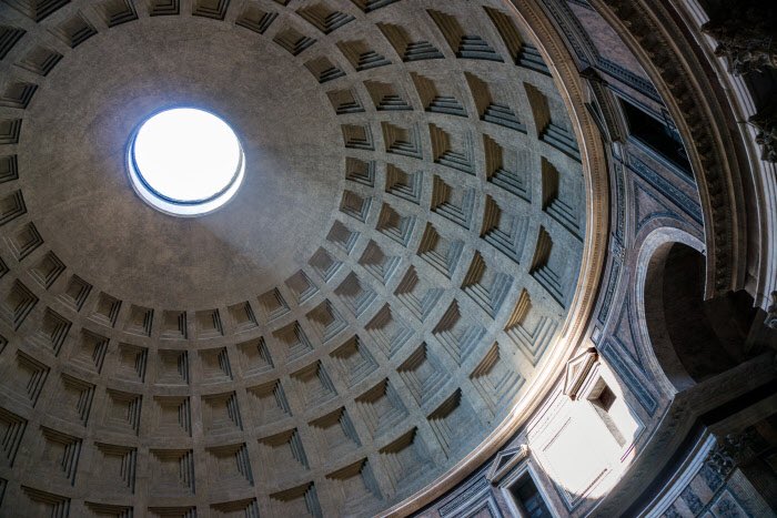 5. Durante casi 2.000 años apenas ha necesitado ser restaurada. El secreto de la técnica reside en los cinco círculos concéntricos de casetones que descargan el peso, que es más ligero debido a los materiales usados: mampostería de piedra volcánica (porosa y ligera).