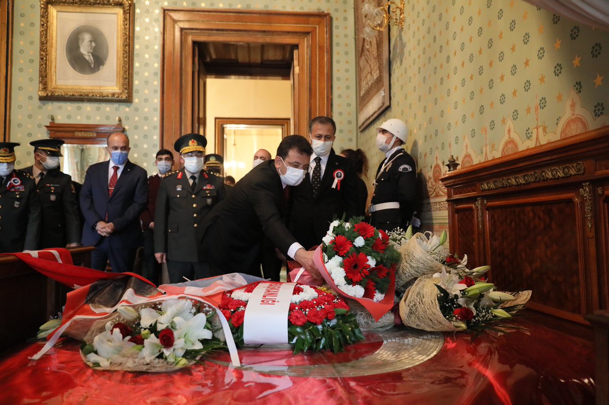 Ata'mızın hayata gözlerini yumduğu Dolmabahçe Sarayı'ndaki odasını ziyaret edip yatağına çiçekler bıraktık. Her geçen gün Mustafa Kemal Atatürk'ün anısı, fikirleri ve mücadelesi daha da anlamlı oluyor. 

Sonsuz saygı ve minnetle...