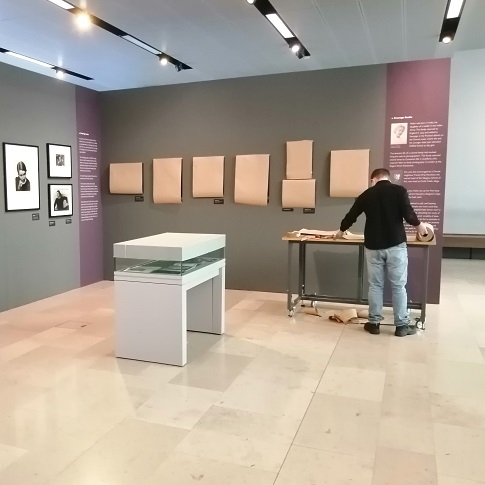 bodleianlibs's tweet photo. What happens to a Bodleian photography exhibition during lockdown?
Jessica and Dan carefully cover every single one of the #HelenMuspratt photographs with heavy brown paper to protect them from exposure to light while we're closed to the public.
#ThankYouConservators https://t.co/8f7CwCmW4E