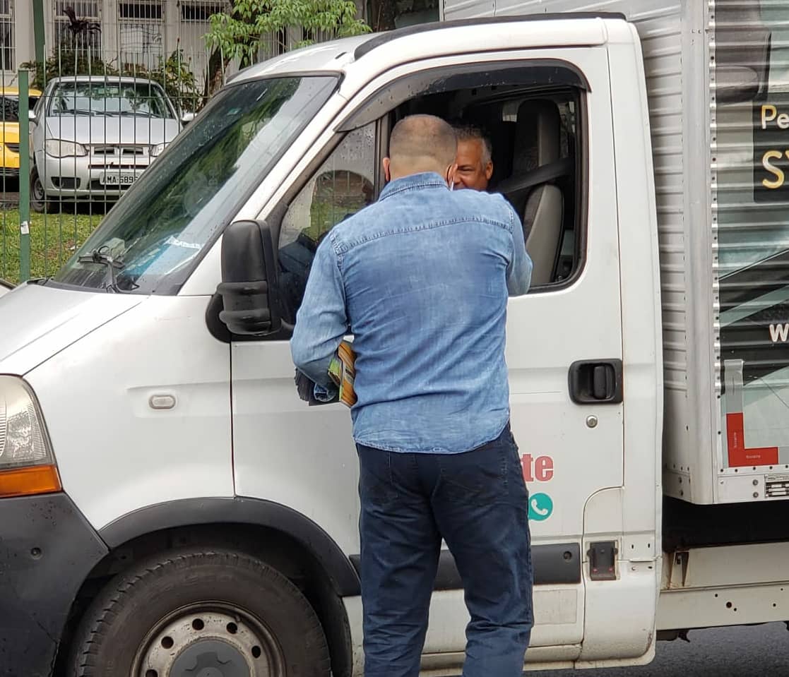 RICARDOOSASCOSP's tweet photo. Para falar sobre propostas para Osasco avançar, estou na avenida Getúlio Vargas. 

#otrabalhonaopara #vote55321 #fichalimpa #eusouosasco #VereadorDoPovo https://t.co/Z3PlTsmbnW