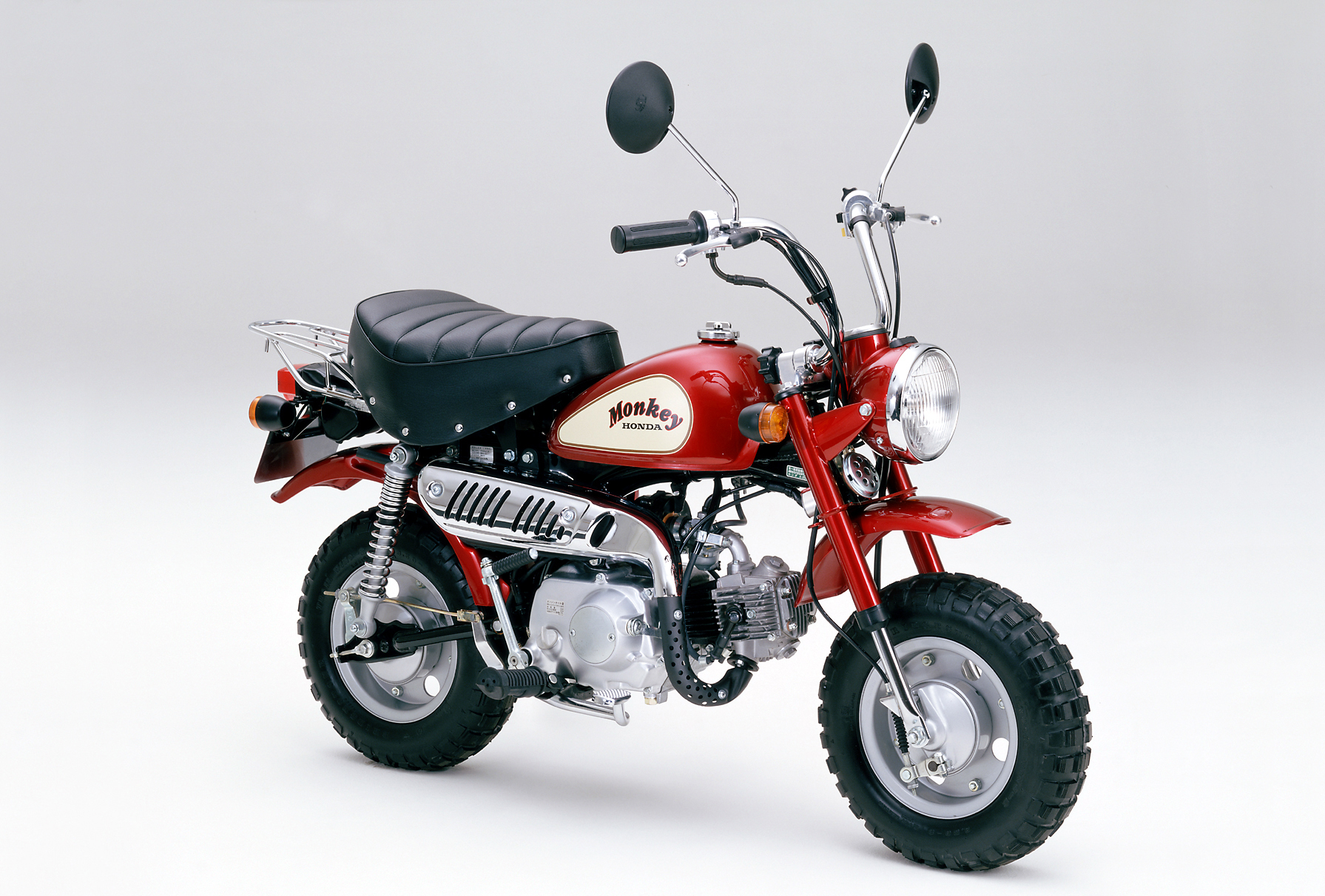 Honda History 歴代ホンダバイク 1980年代 Monkey 19年2月 コンパクトなレジャーバイク モンキー に高級感あふれるカラーリングを採用し発売 空冷4サイクル単気筒ohc 排気量49cc 最高出力3 1ps 7 500rpm 最大トルク0 32kgf M 6 000rpm