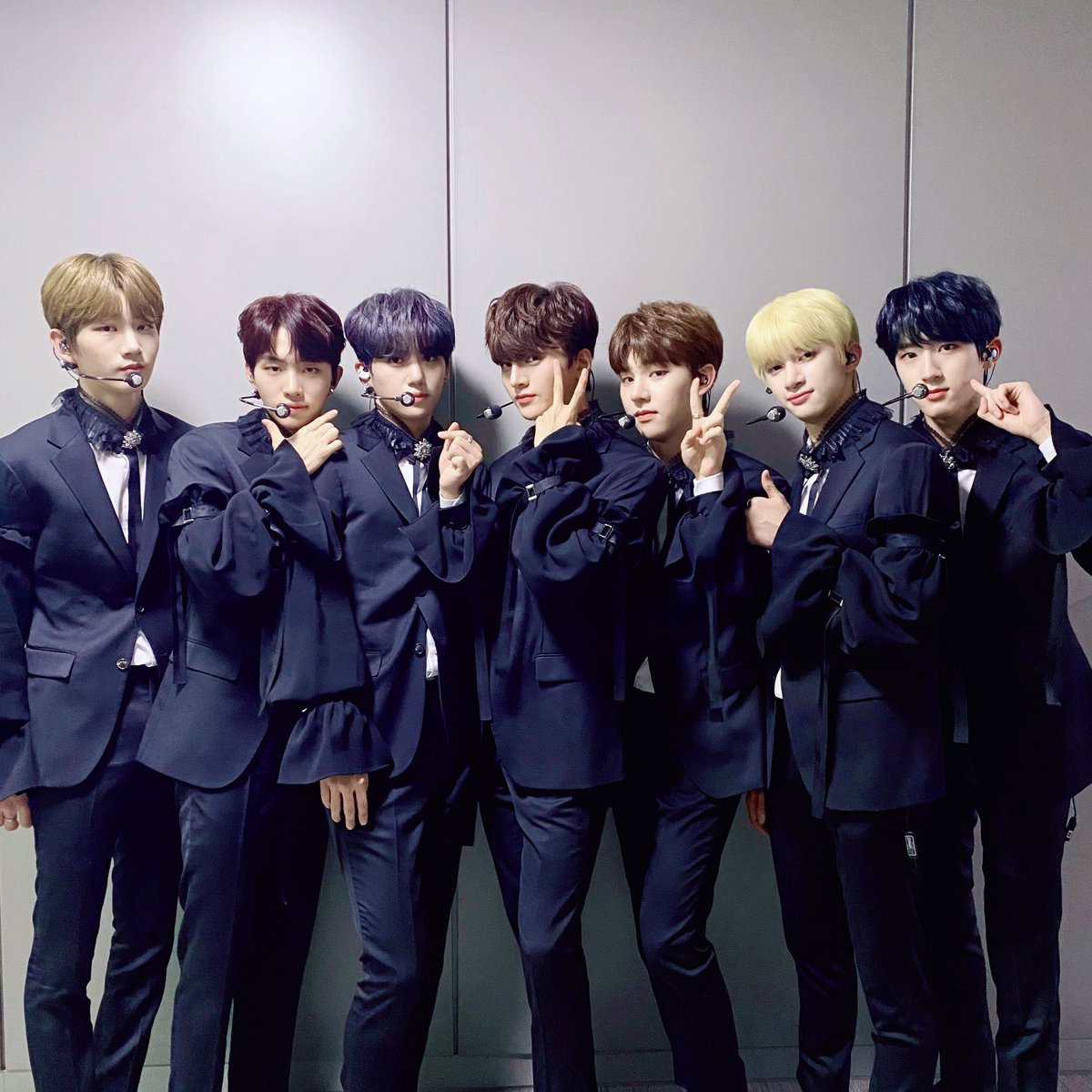 DRIPPIN's tweet photo. [📸] 20.11.10 #더쇼🖤✨

시간을 훔쳐 오래 머무르고 싶었던
꿈 속과 같은 드리핀의 파티 ✩‧₊˚✧*｡
팬분들을 꼭 초대하고 싶었어요❣️
파티에 함께 해주신 여러분 고마워요😍

#DRIPPIN #드리핀
#Boyager #Nostalgia https://t.co/C7JdOToDLh