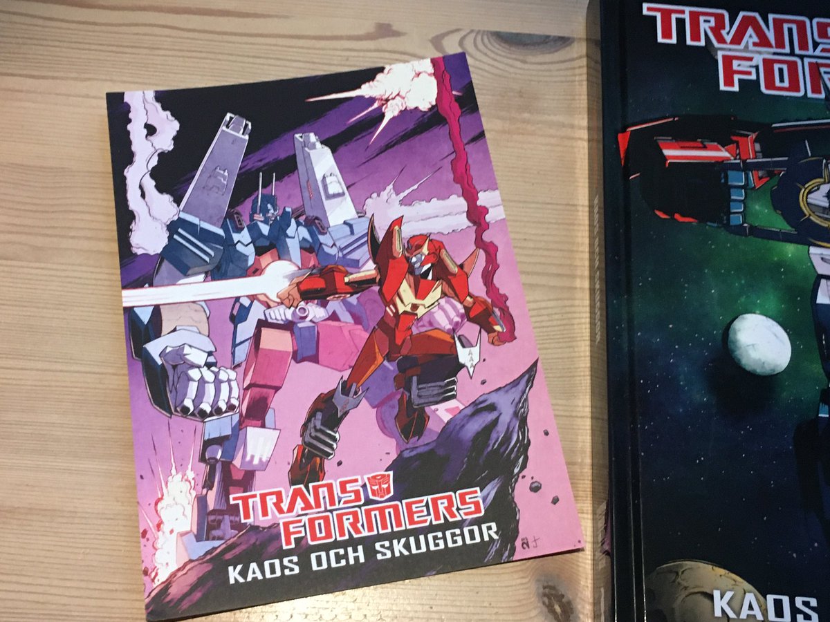 JBosis's tweet photo. My copy of Transformers: Kaos och skuggor just arrived. Cover art by @NickRoche, exclusive back cover art by @JLawrence_Art and @wordmongerer. And with an exclusive postcard by @NickRoche to boot! https://t.co/sXv7vDZPSD