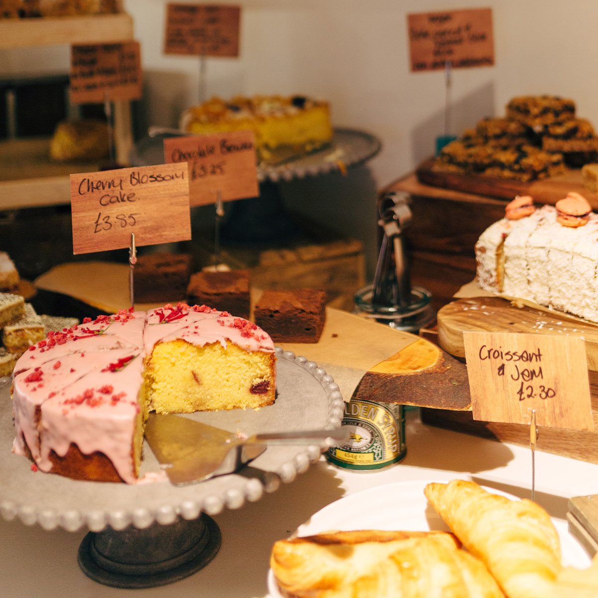 Modern One might be closed until Thursday, but the café is still open for all your coffee and cake needs. 

Which takes your fancy from the pic below? 😍