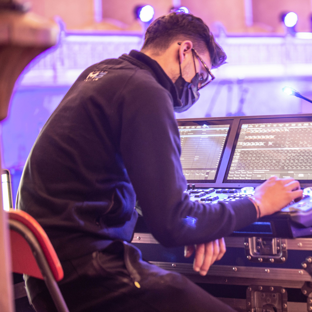 AudiosalesIt's tweet photo. Secondo giorno di allestimento al @TeatroCoccia per #papawatchmefly in diretta il 13 e 14 Novembre sul canale YouTube del teatro #audiosales #entertainmentsolutions #teatrococcia #teatri #cultura #musica #orchestra https://t.co/KKw5KG5nY4