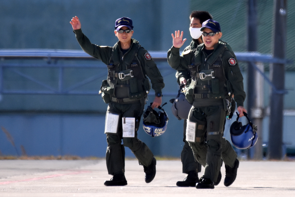 Leveloi 3rdの基地上空訓練のパイロットさん 1番機は フライトリーダーの平川さんと海野さん 2番機は 住田さん 3番機は 久保さん 1110 ブルーインパルス 松島基地