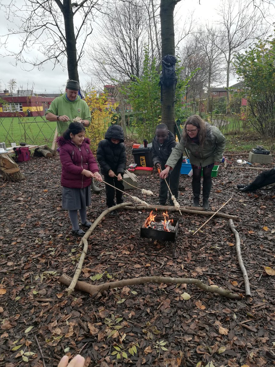 3H learning to cook bread on an open fire. We were lucky enough to taste some freshly cooked black peas and some delicious carrot and coriander soup too #stoneage #cookingonanopenfire #outdoorlearning #newskills #bread @GaskellPrimary