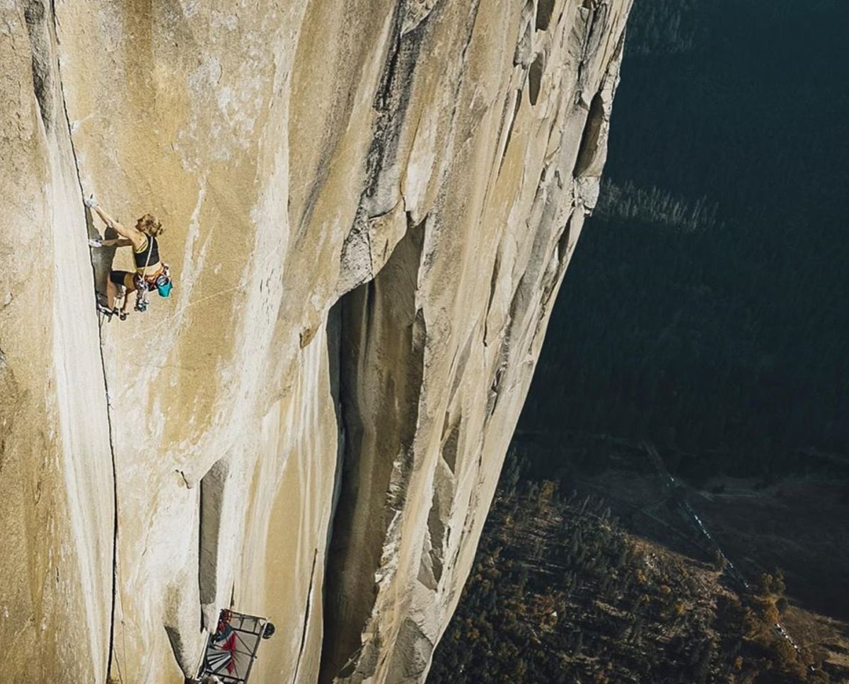 Emily Harrington se ha convertido en la 4ª persona en el mundo que escala en un día El Capitán. Solo otros 3 hombres han conseguido esta hazaña. La escaladora ha superado los 914 metros de granito en 21 horas, 13 minutos y 51 segundos. Harrington ha sido la primera mujer .