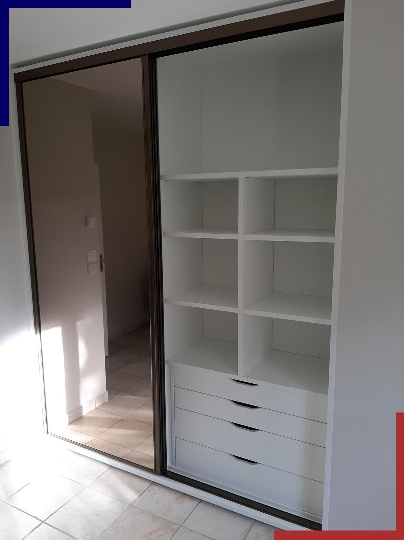 Réalisation 🙂 
Aménagement d'un #dressing avec portes coulissantes. Portes avec miroirs pour agrandir l'espace. 

Un projet ? Besoin de conseils ? laplacedanslamaison.com/contact/