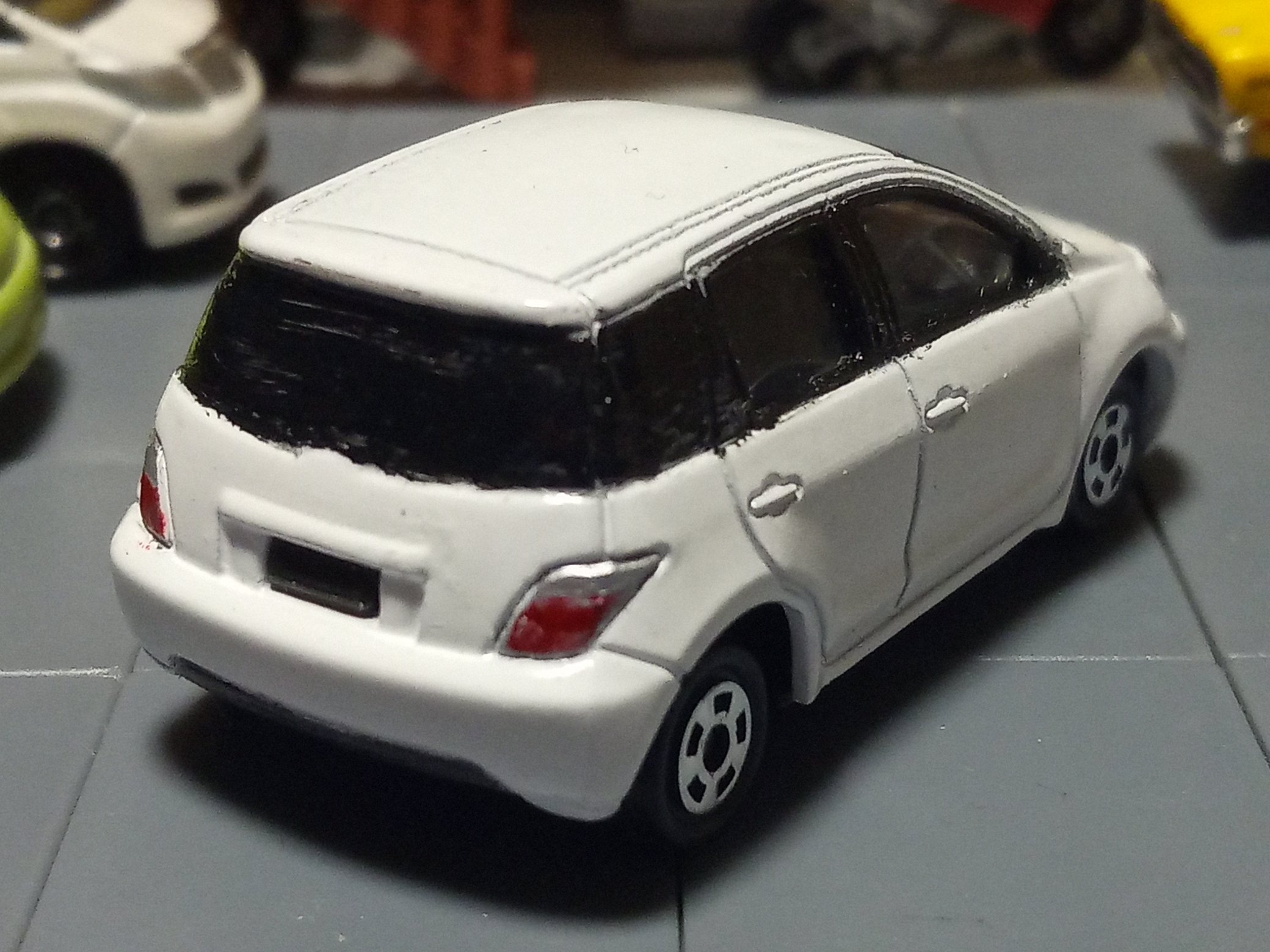 O Xrhsths Hero Car Sto Twitter トミカ改造 トヨタイスト をパシャリ しました 元は トミカ の ピカチュウカーだった物をベースになっていた初代 イスト に戻しました ピカチュウカーのジャンクが手に入ったら作ってみたいと思い主にフロント周りを改造しま