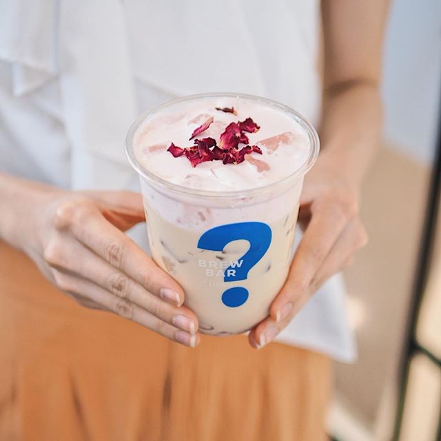 ไอจีล่มทำใจร่มๆกันนะครับ แล้วมาลองเมนูสุดครีเอทSignatureจาก Brew Bar กันดีกว่าวันนี้แอดขอแนะนำเมนู ชาฟลอร่า ชานมจากดอกหอมหมื่นลี้และชากุหลาบ หอมหวนรัญจวนใจ ใจร่มๆระหว่างรอไอจีล่มกันนะครับ 
#ไอจีล่ม #brewbar #โปรดีบอกต่อ #ไม่เคยชาแบบนี้มาก่อน