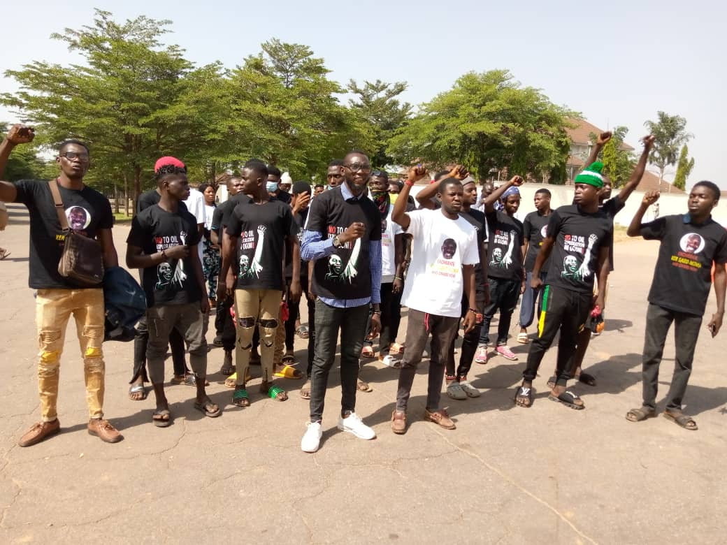 PHOTONEWS: Nigerian Youths Storm U.S. Embassy, Demand Exoneration For Ken Saro-Wiwa And #Ogoni9, End To Oil Exploration In Ogoni | Sahara Reporters bit.ly/2UaJeR8
#ExonerateKenSarowiwa #Ogoni9 #kensarowiwa